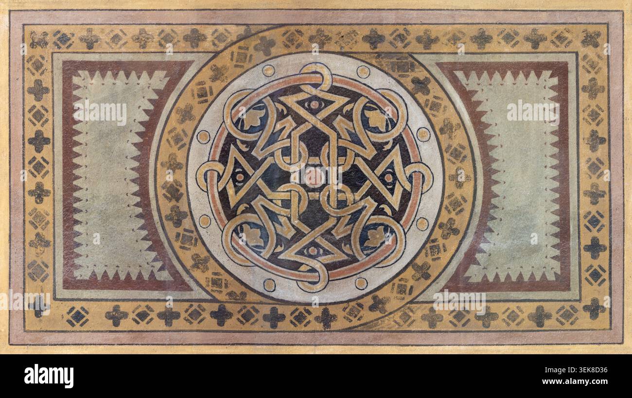 BERGAMO, ITALIA - 18 MARZO 2026: Affresco decorativo neogotico nella chiesa Oratorio dell'Immacolata di sconosciuti artisti dall'inizio del 20. centesimi. Foto Stock