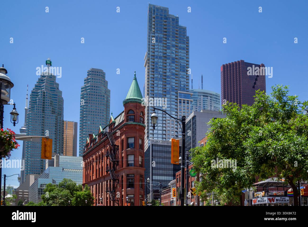 Storico edificio Gooderham, noto anche come Flatiron Building, con grattacieli moderni sullo sfondo a Toronto Foto Stock