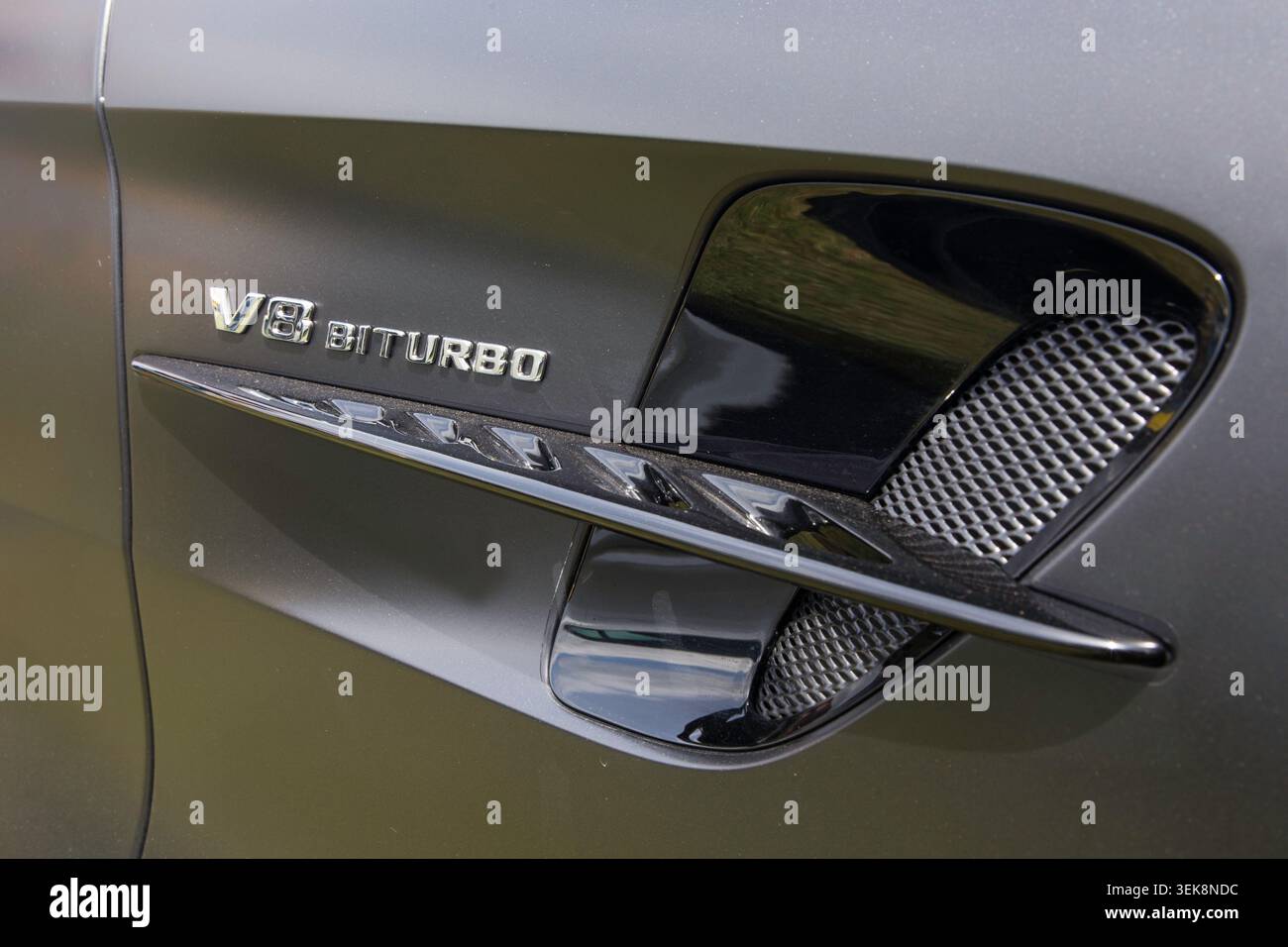 Primo piano del logo V8 Turbo su un'auto sportiva Foto Stock