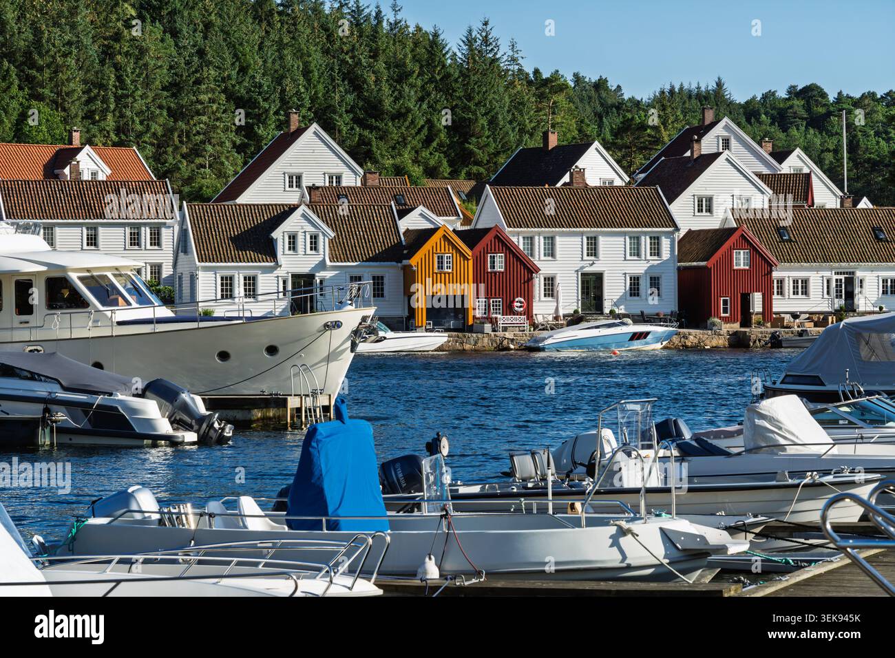 Cultura nautica scandinava con imbarcazioni da diporto, porticciolo e case colorate sul lungomare vicino al faro di Lindesnes in Norvegia per i viaggi estivi e. Foto Stock