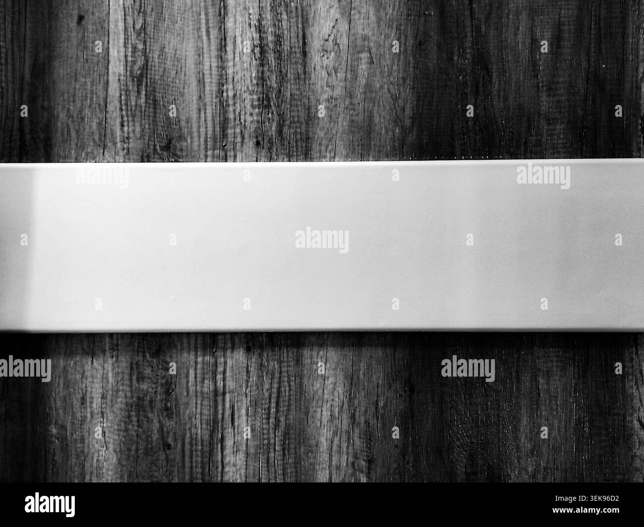 Segno rettangolare orizzontale bianco su sfondo in legno testurizzato con spazio di copia per testo, design o mockup. Foto Stock