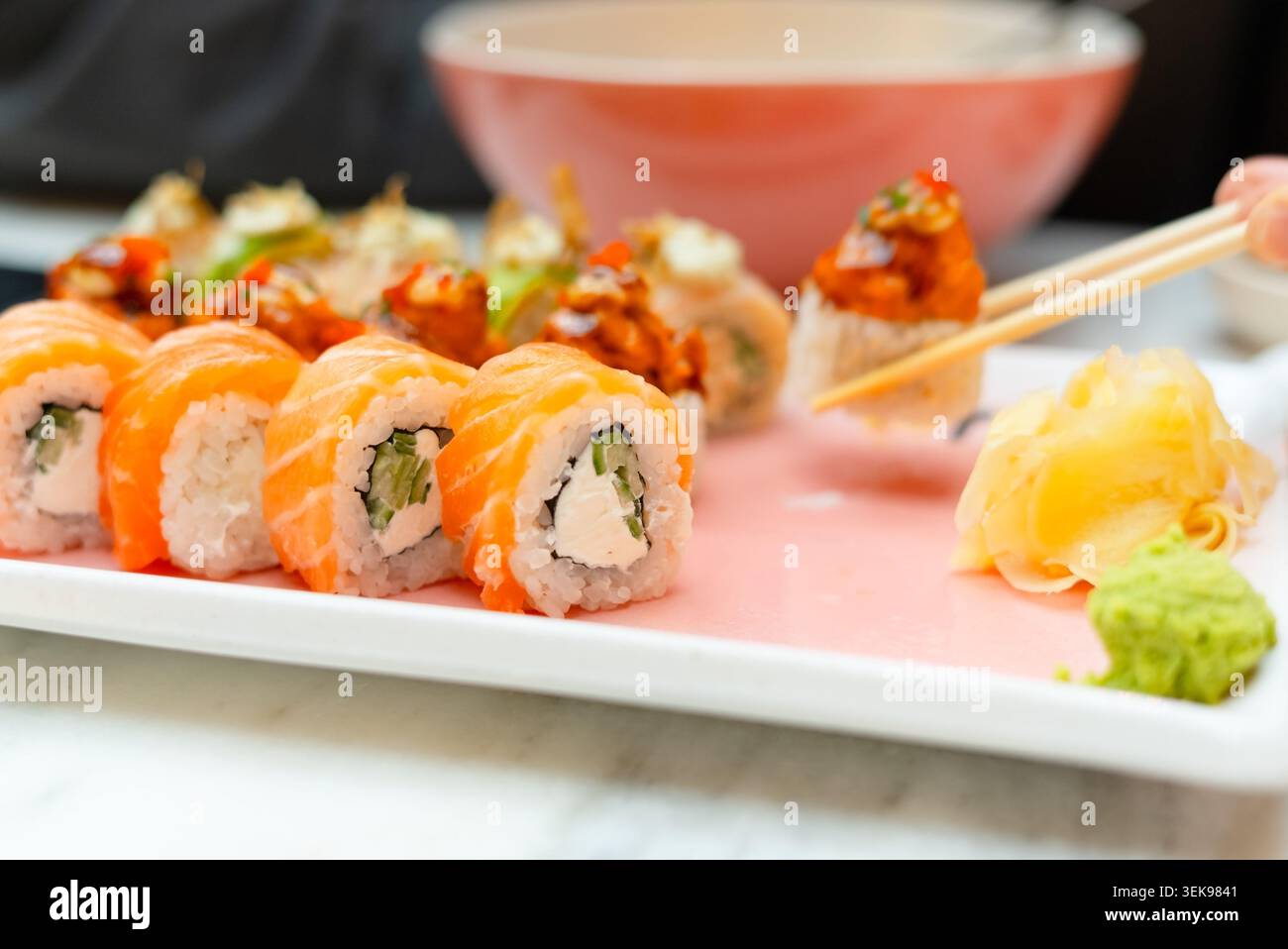 Piatto di sushi artistico in un ristorante giapponese. Vivaci panini freschi organizzati come appetitosi spettacoli culinari. Menu colorato che propone una varietà di sapori tradizionali e arte culinaria Foto Stock