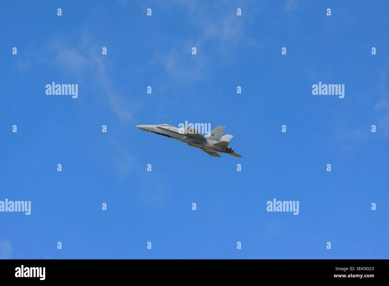 F/A-18 esecuzione di manovre in una fiera aerea di Salamanca, Spagna 10 maggio 2026 Foto Stock
