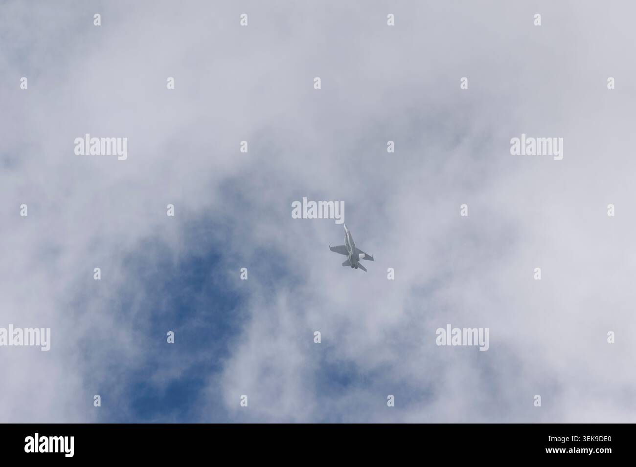 F/A-18 esecuzione di manovre in una fiera aerea di Salamanca, Spagna 10 maggio 2026 Foto Stock
