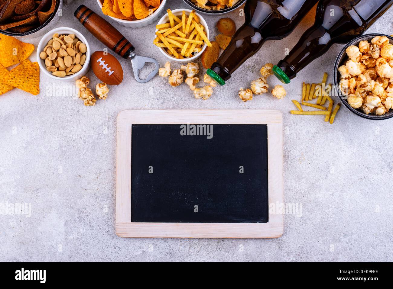 Birra e diversi spuntini per Superbowl o festa di calcio Foto Stock
