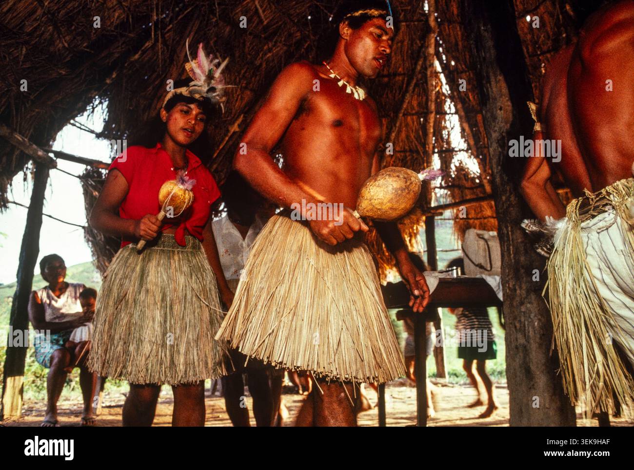 Provincia di Bahia Brasile Luglio 1991: Pataxo indiani, cacciati dalle loro terre da allevatori lottano per instaurare un Pataxo indiano prenotazione. Foto Stock