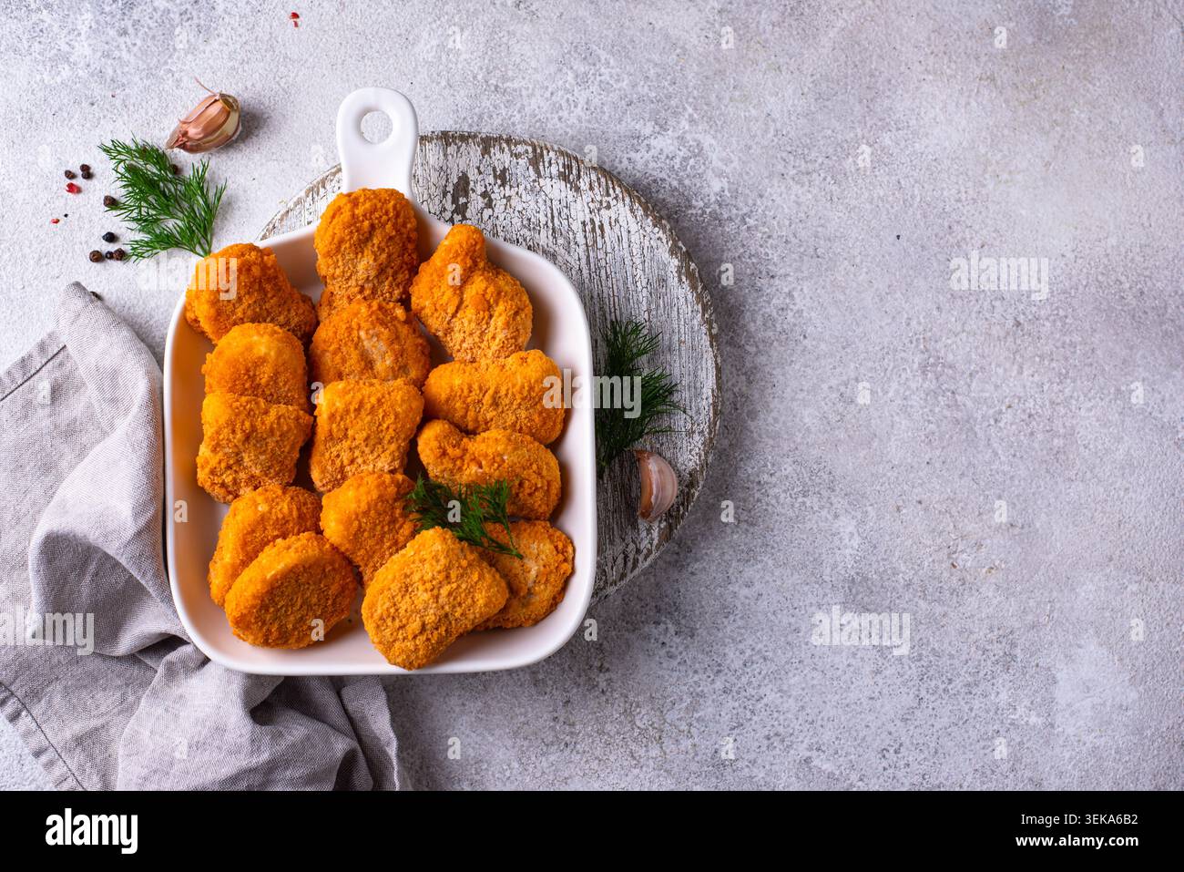 Pepite di pollo surgelate crude Foto Stock
