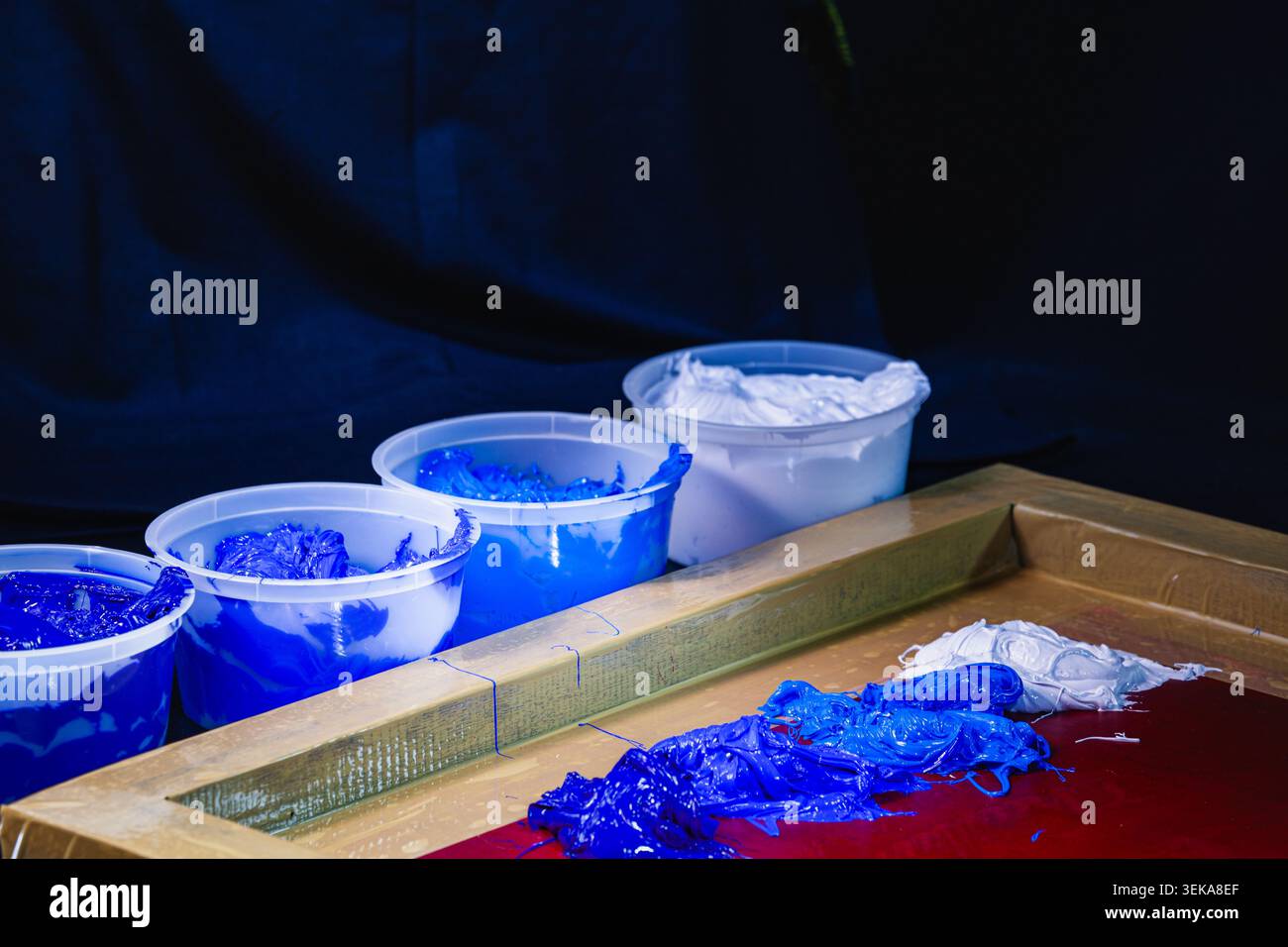 Fusione manuale di Blue Spectrum per tessuto Art Ogni spazzola del seccatoio unisce delicatamente inchiostri bianchi e blu in un'elegante sfumatura. Foto Stock