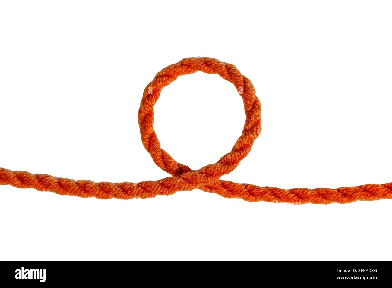 Dettaglio del nodo dell'anello della corda intrecciato arancione isolato su sfondo bianco Foto Stock