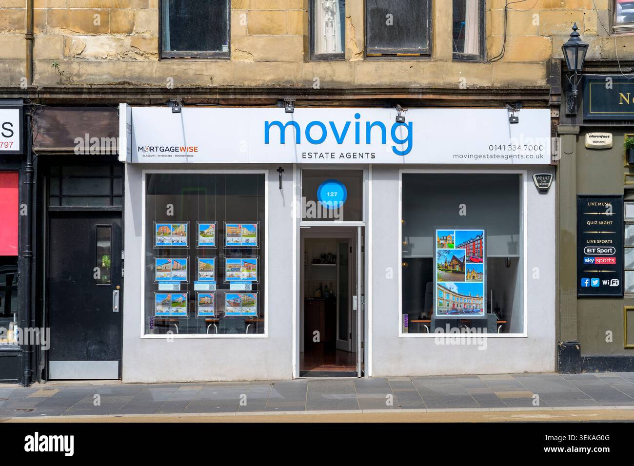 Trasferendo agenti immobiliari, Byres Road, Glasgow, Scozia, Regno Unito Foto Stock