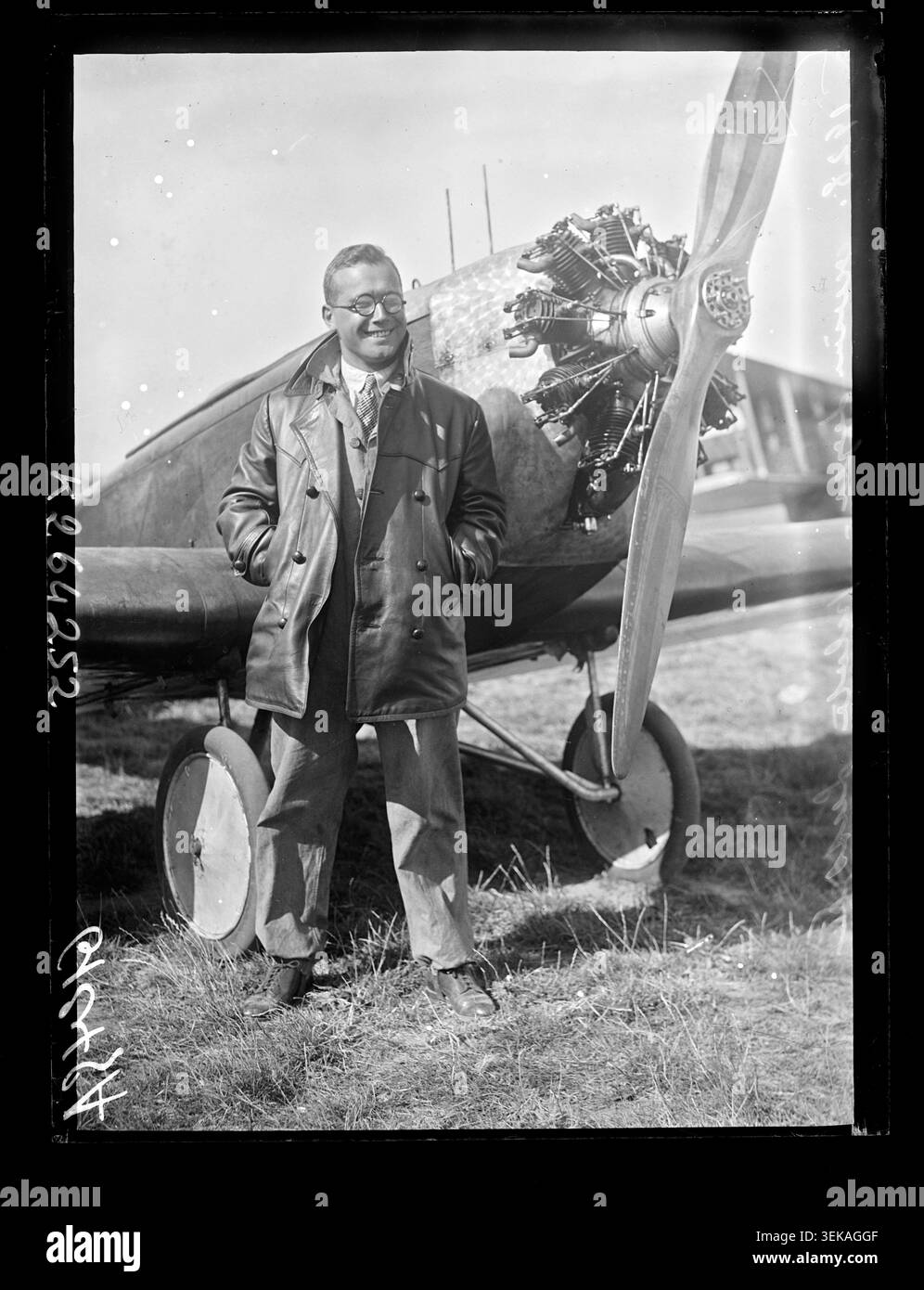 Robert Lusser appare durante una competizione di aerei leggeri nel 1928. Agence Meurisse ha prodotto questa fotografia di stampa che riprende il pilota in relazione alla competizione monoplana presso l'aeroporto di Orly e alle attività di aviazione in Francia. Foto Stock