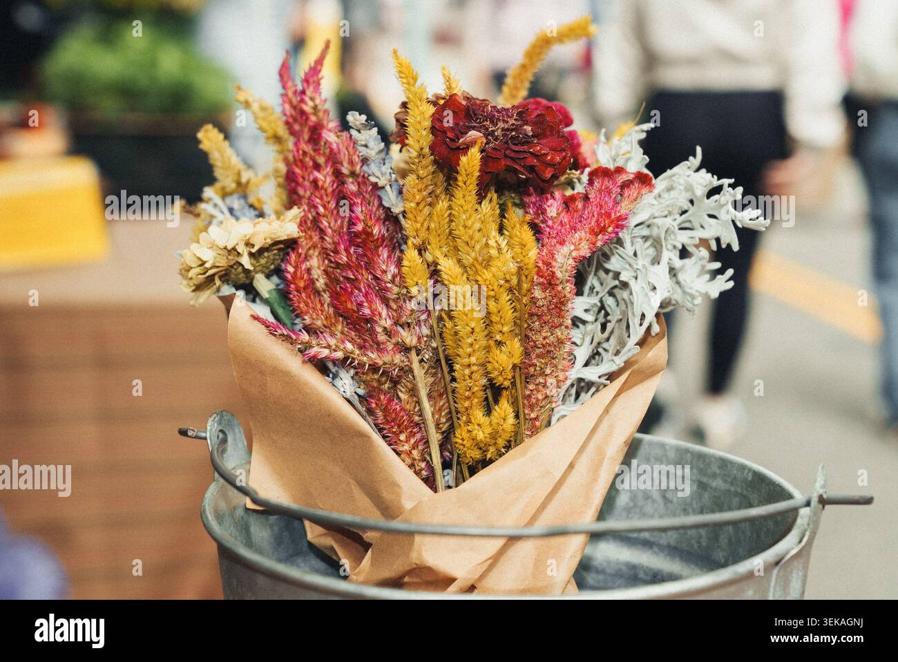 Fiori secchi in secchio rustico, avvolti in carta marrone Foto Stock