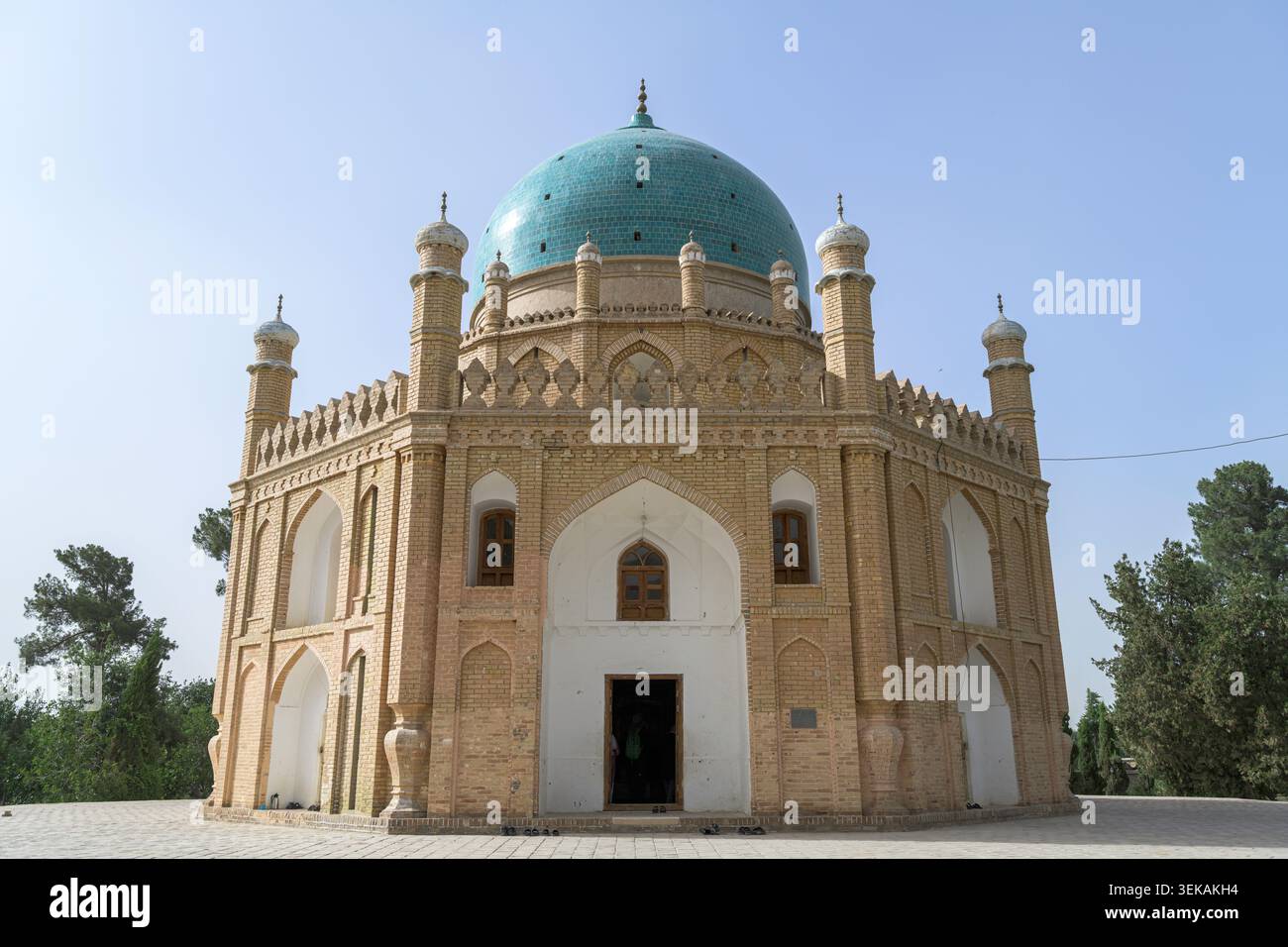 Mausoleo di Mirwais Hotak, che espone la tradizionale architettura islamica ed elementi di design, con una suggestiva cupola color acqua e intricati mattoni. Foto Stock