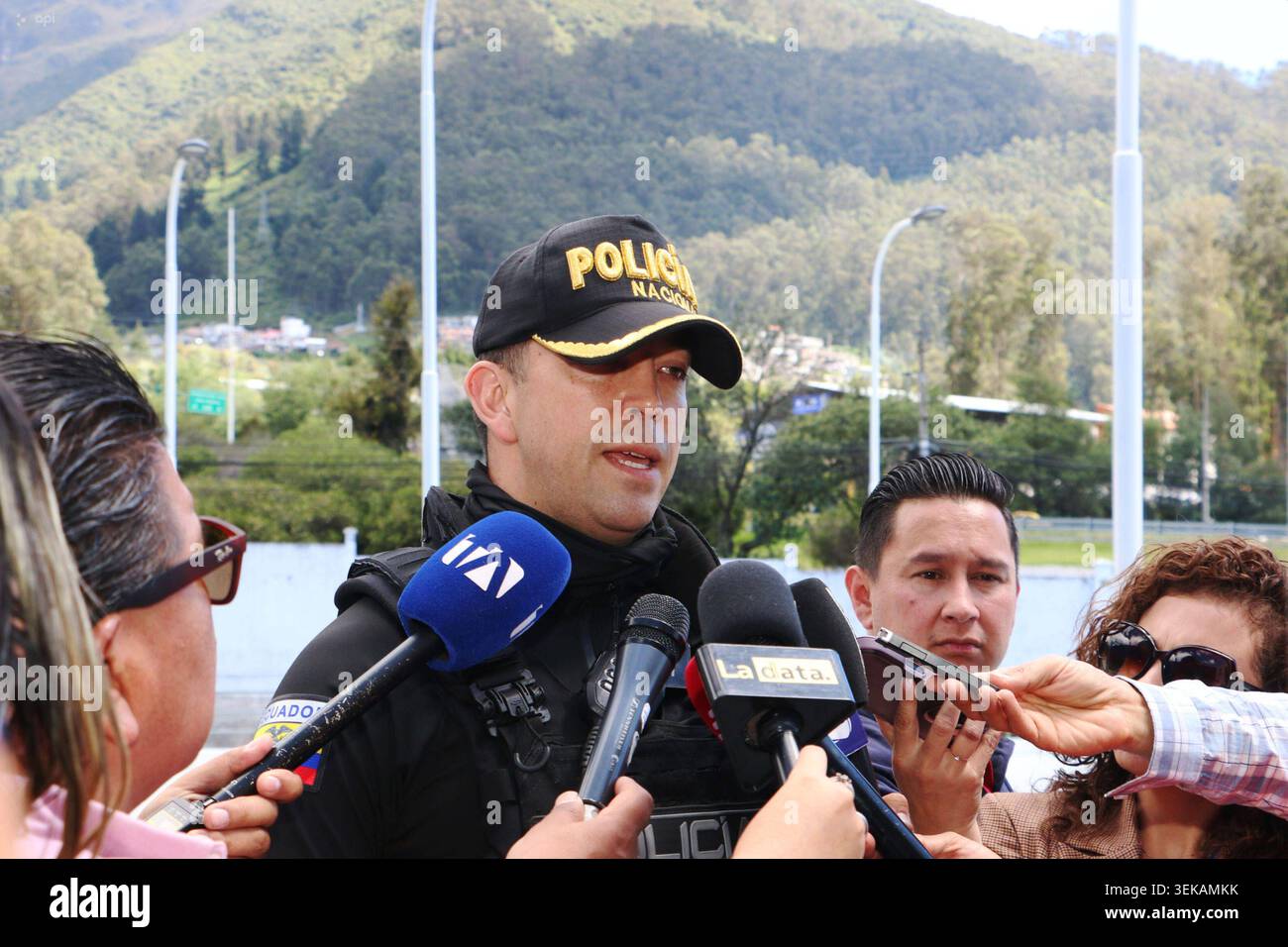 CASO TUTI Quito, lunedì 1 giugno 2026 il maggiore della polizia Jorge Pastor, capo delle operazioni motorizzate del distretto Eugenio Espejo, parla del caso di rapina e omicidio della catena di supermercati Tuti, nel settore di Ave El Inca Photos API Rolando Enriquez Quito Pichincha Ecuador CLJ CASOTUTI 42f43473520d943d1c5888afed738x2LANDROF44444333x738F444444444443d1DRODINCHE-738F73DINE-LEX Foto Stock
