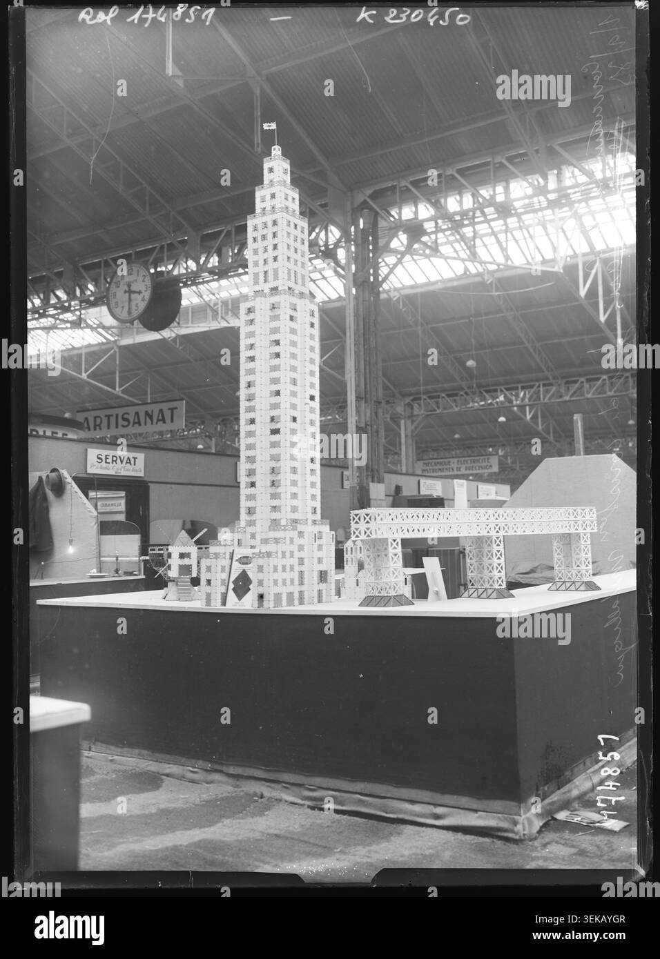 I bambini assemblano un set di costruzione meccanica al Concorso Lépine tenutosi il 1° settembre 1933 al Parc des Expositions, porte de Versailles, mentre Agence Rol documenta le attività educative e ricreative presentate a Parigi. Foto Stock