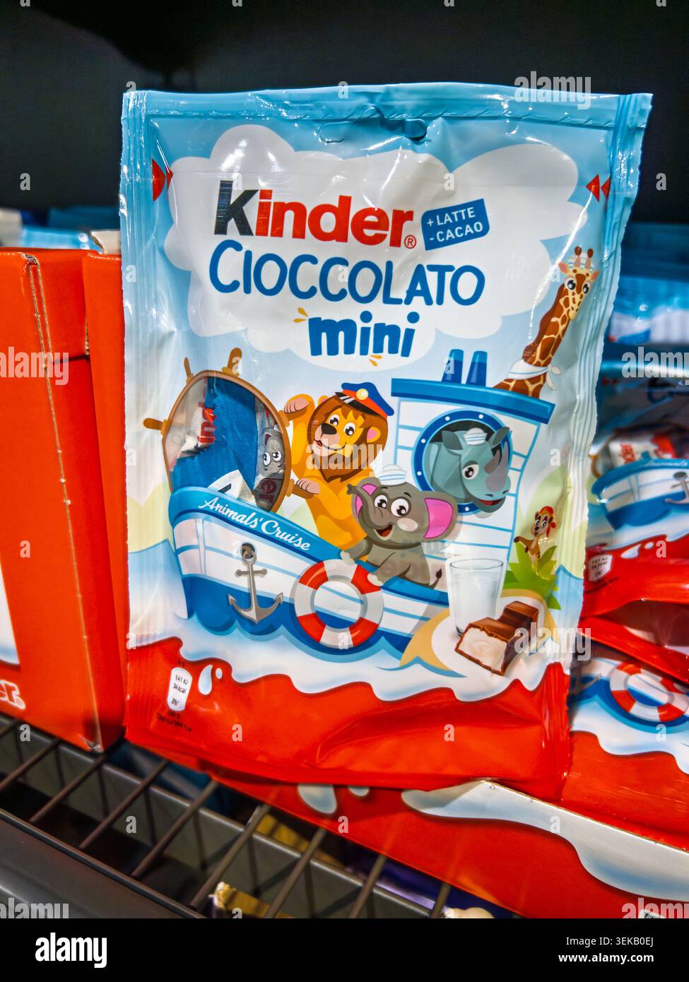 Italia - 1 aprile 2026: Ferrero Kinder cioccolato Mini, barrette di cioccolato al latte con ripieno di latte cremoso, in confezione "Animals' Cruise", disponibile su Foto Stock