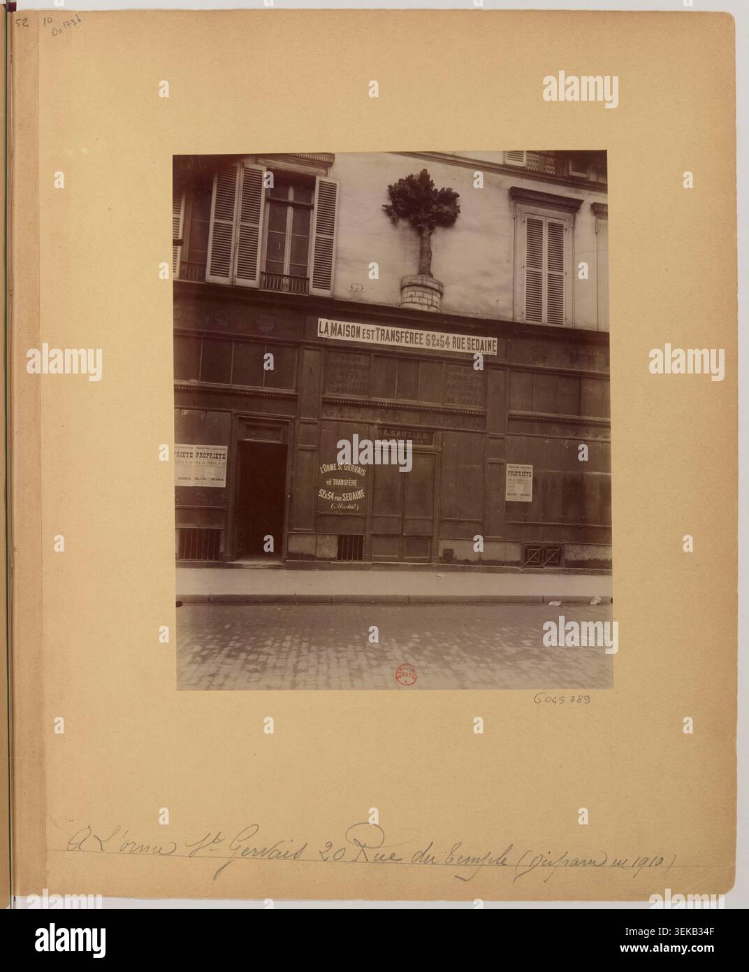 Atget ha fotografato i locali conosciuti come al Saint Gervais Elm al 20 di Rue du Temple a Parigi nel 1911. La fotografia registra un'insegna e dettagli architettonici all'interno di uno studio di vecchi negozi e strade commerciali nella capitale francese. Foto Stock