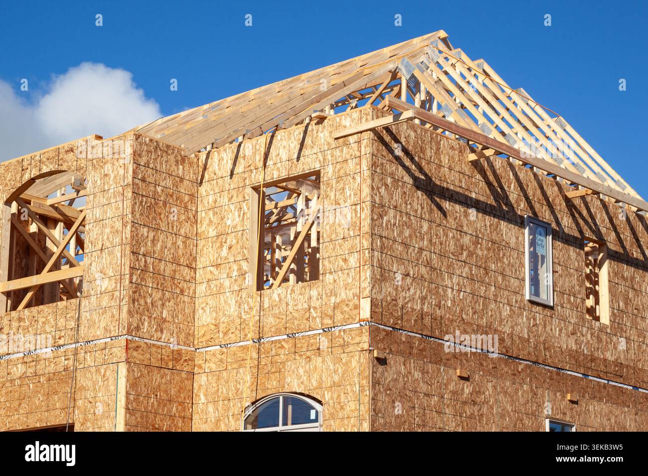 La nuova casa in legno incorniciata contro il cielo blu. Toronto, Ontario, Canada. Foto Stock