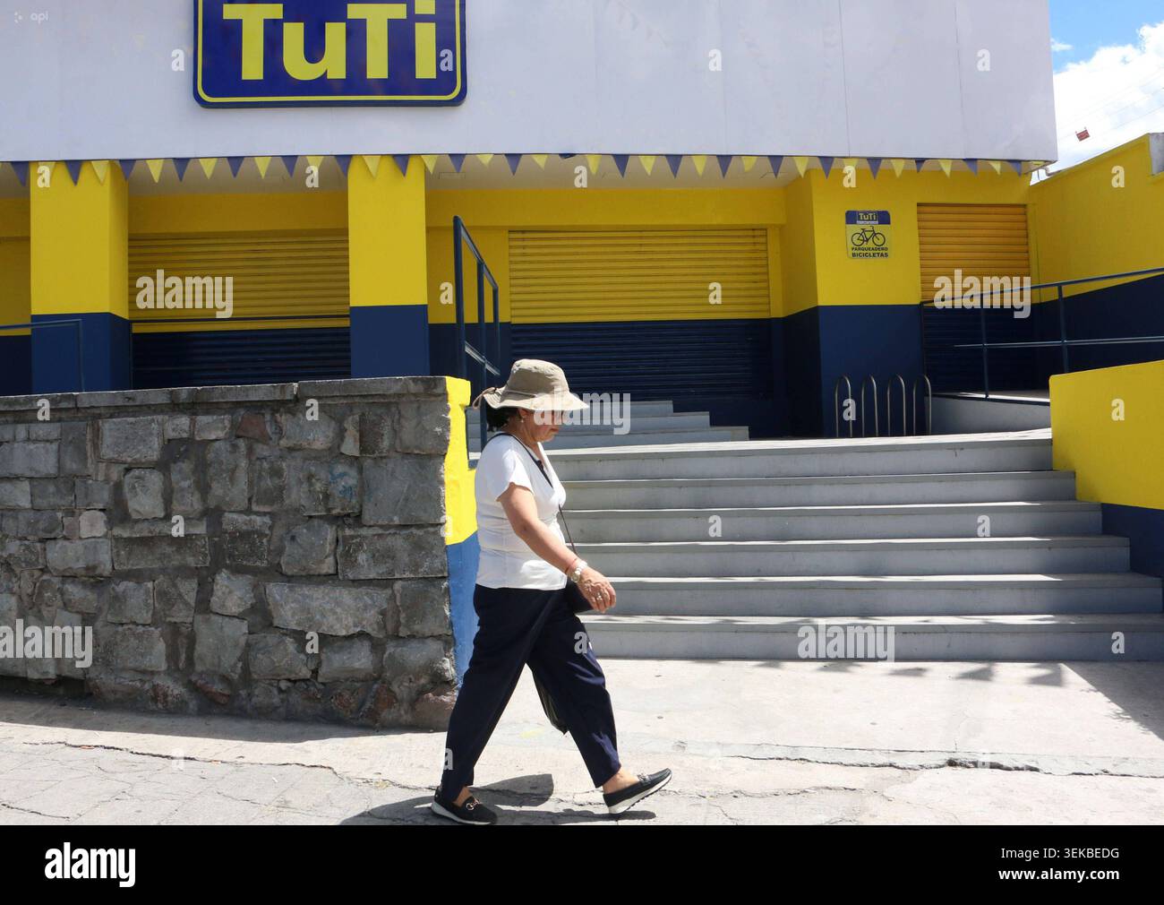 CASO TUTI Quito, lunedì 1 giugno 2026 il maggiore della polizia Jorge Pastor, capo delle operazioni motorizzate del distretto Eugenio Espejo, parla del caso di rapina e omicidio della catena di supermercati Tuti, nel settore di Ave El Inca Photos API Rolando Enriquez Quito Pichincha Ecuador CLJ CASOTUTI 3456a4172e7bc232e398a4ff5 Foto Stock