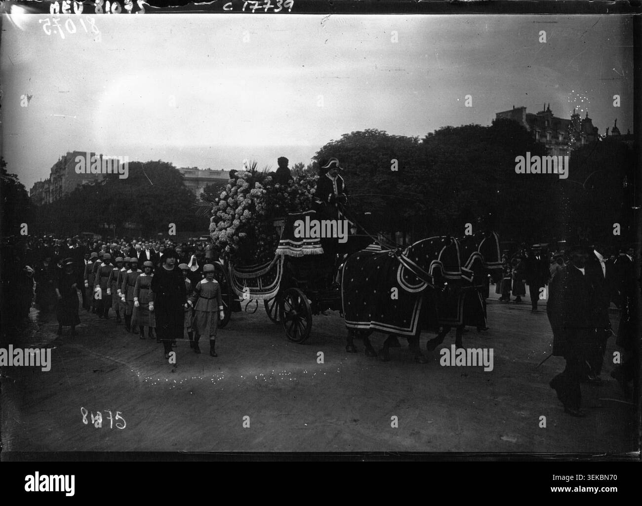 Il funerale di Mme Réjane ebbe luogo nel 1920 ed è stato registrato in una fotografia di stampa emessa da Agence Meurisse. La scena si riferisce agli eventi commemorativi successivi alla morte della nota attrice e figura pubblica francese. Foto Stock