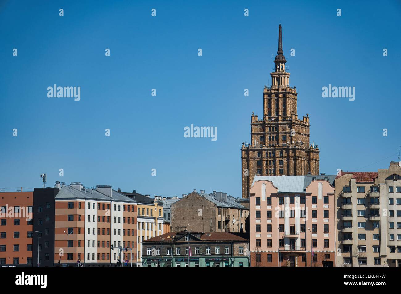 Torre alta dell'Accademia delle Scienze lettone nel paesaggio urbano di riga Foto Stock