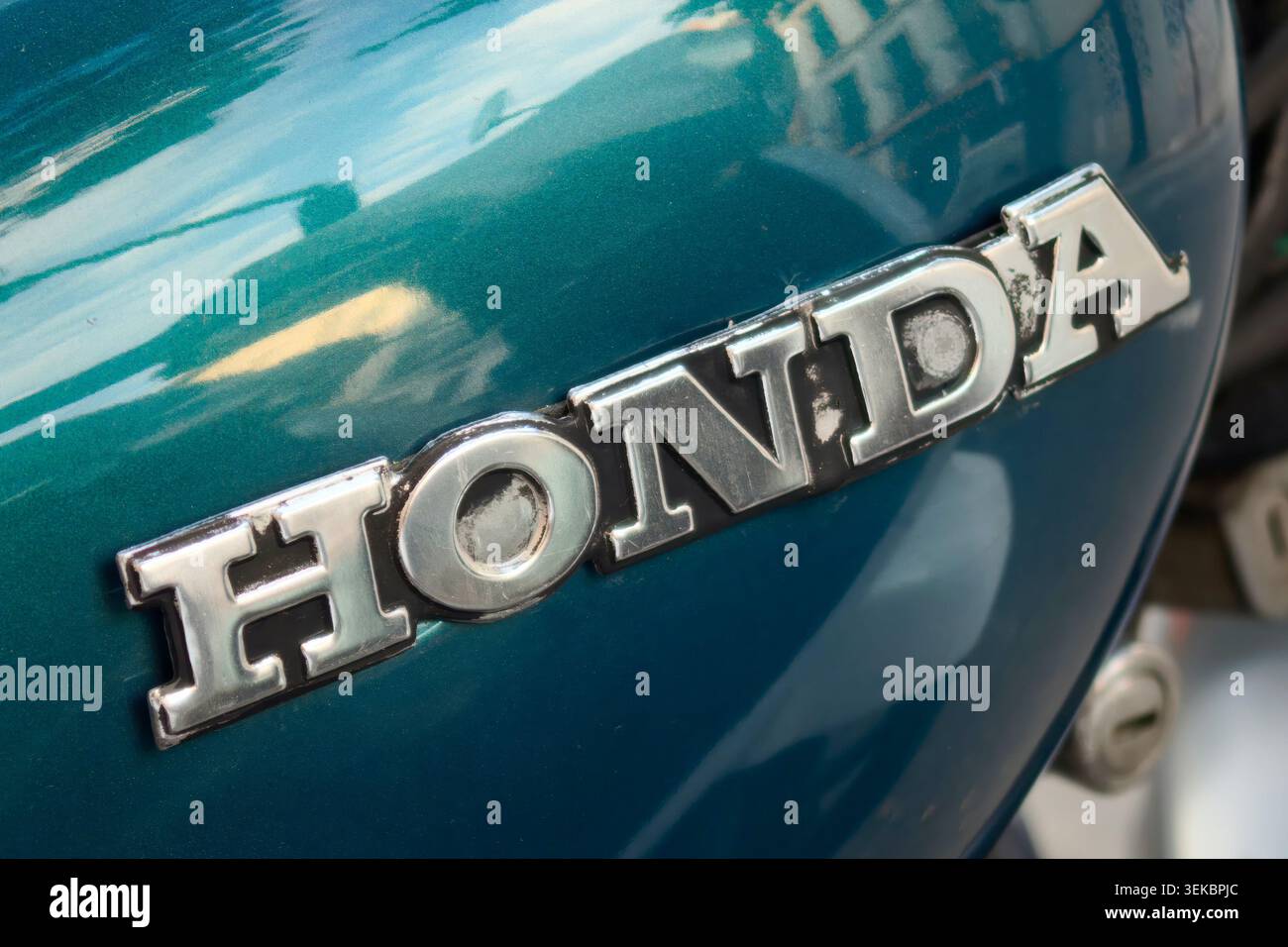 Emblema per motociclette Honda montato sul serbatoio carburante del veicolo blu metallico Foto Stock