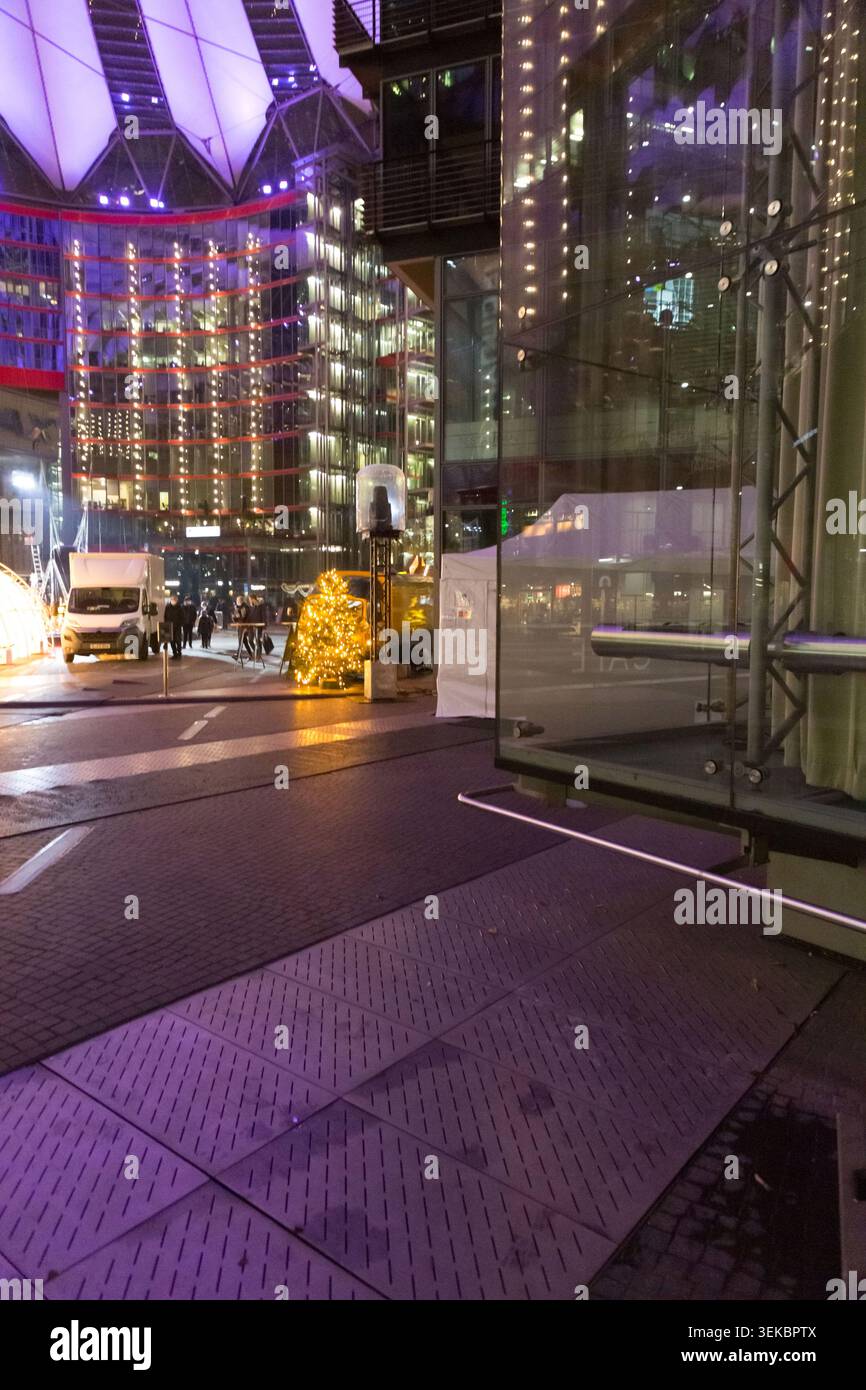 Berlino, Germania - 15 dicembre 2021: Il Sony Center è un complesso sponsorizzato da Sony composto da otto edifici situati nella Potsdamer Platz di Berlino, progettato da He Foto Stock