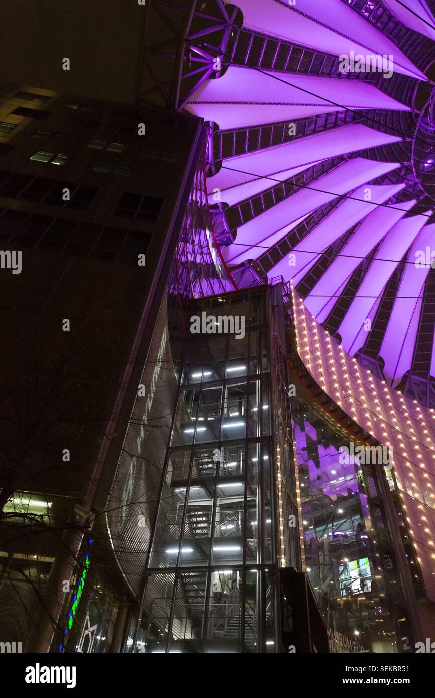 Berlino, Germania - 15 dicembre 2021: Il Sony Center è un complesso sponsorizzato da Sony composto da otto edifici situati nella Potsdamer Platz di Berlino, progettato da He Foto Stock