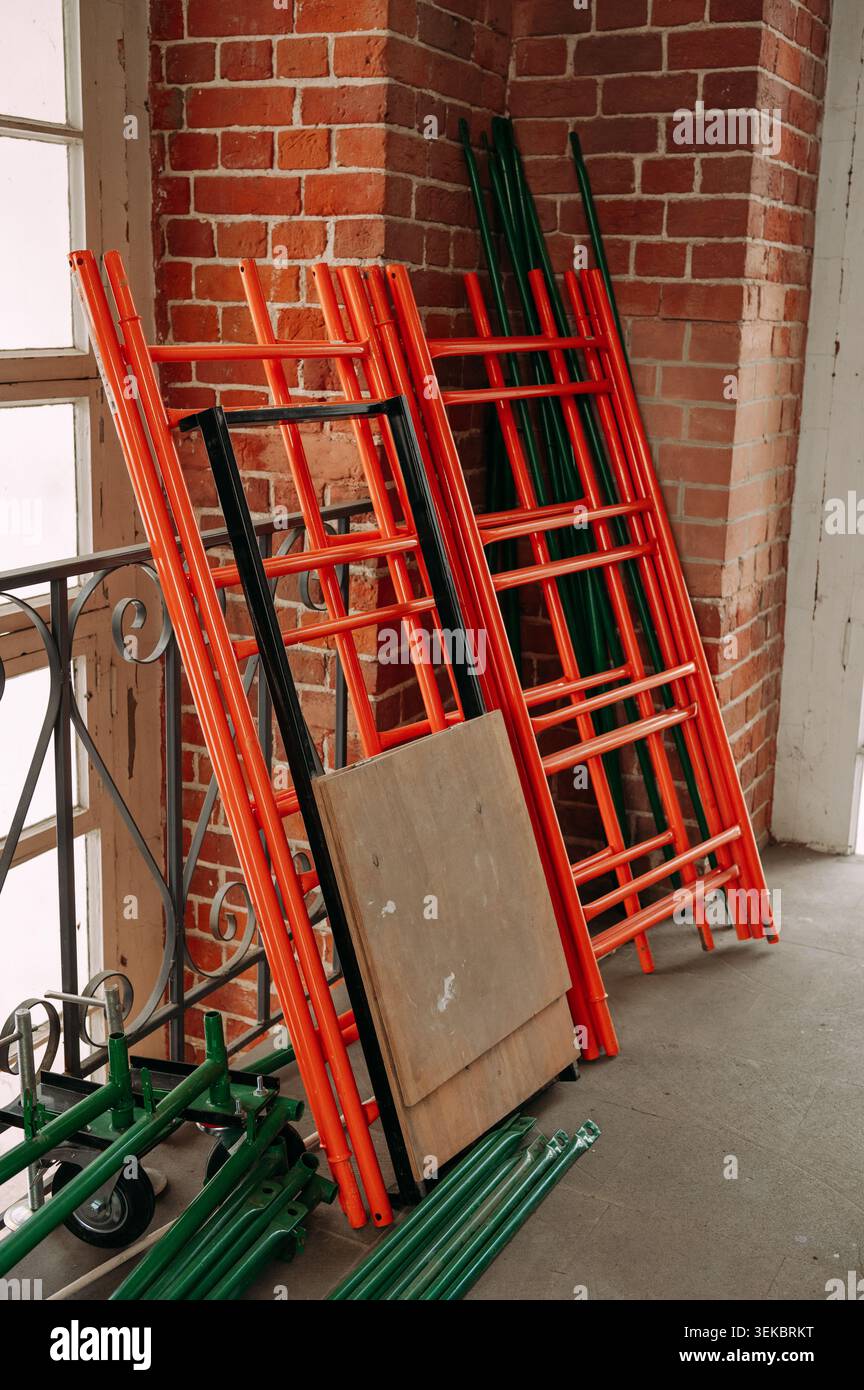 Componenti per ponteggi per costruzioni stoccati all'interno durante la ristrutturazione di edifici Foto Stock