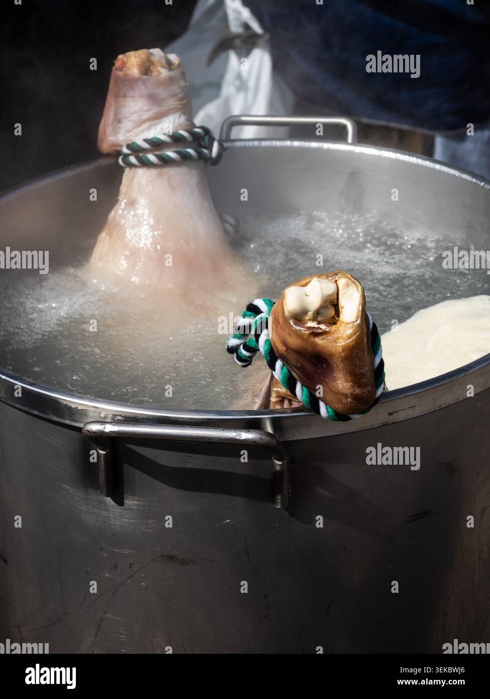 Due zampe di carne di maiale Foto Stock