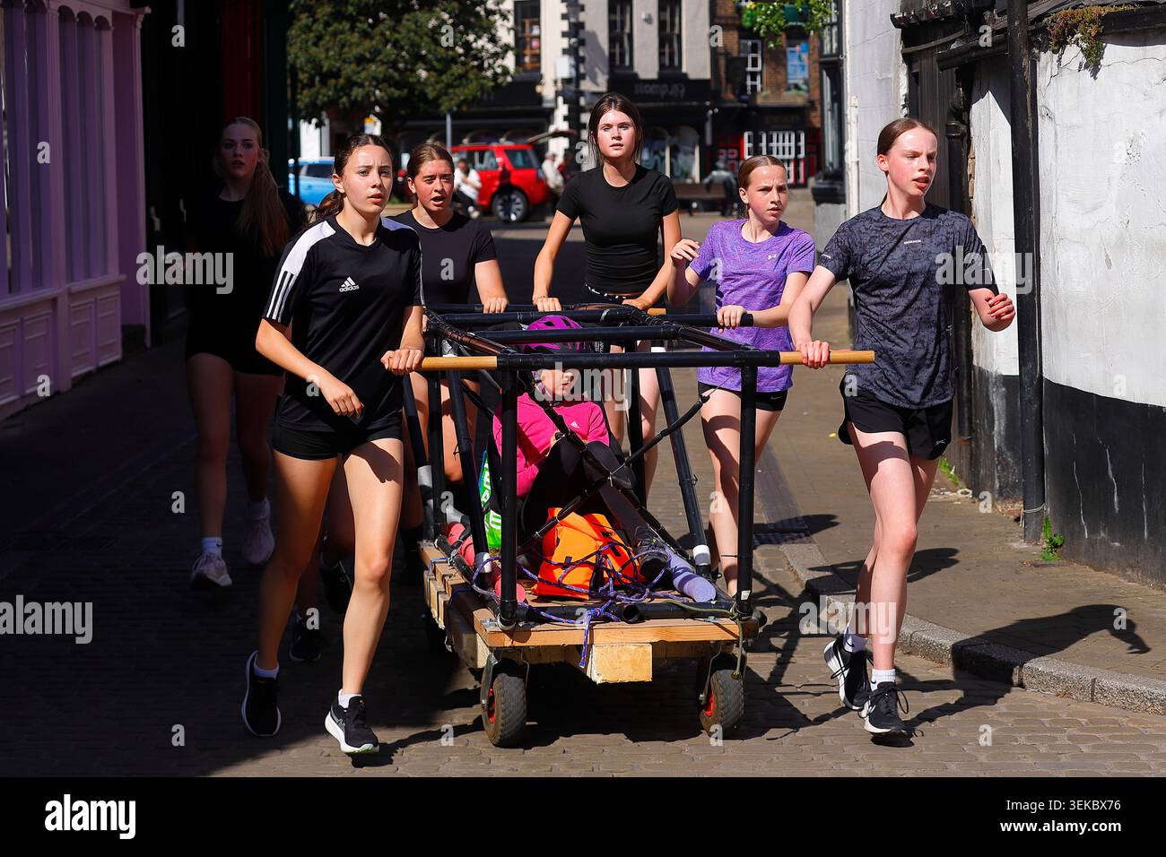 Ragazze a Knaresborough che fanno le prove della Great Knaresborough Bed Race prima della giornata dell'evento Foto Stock