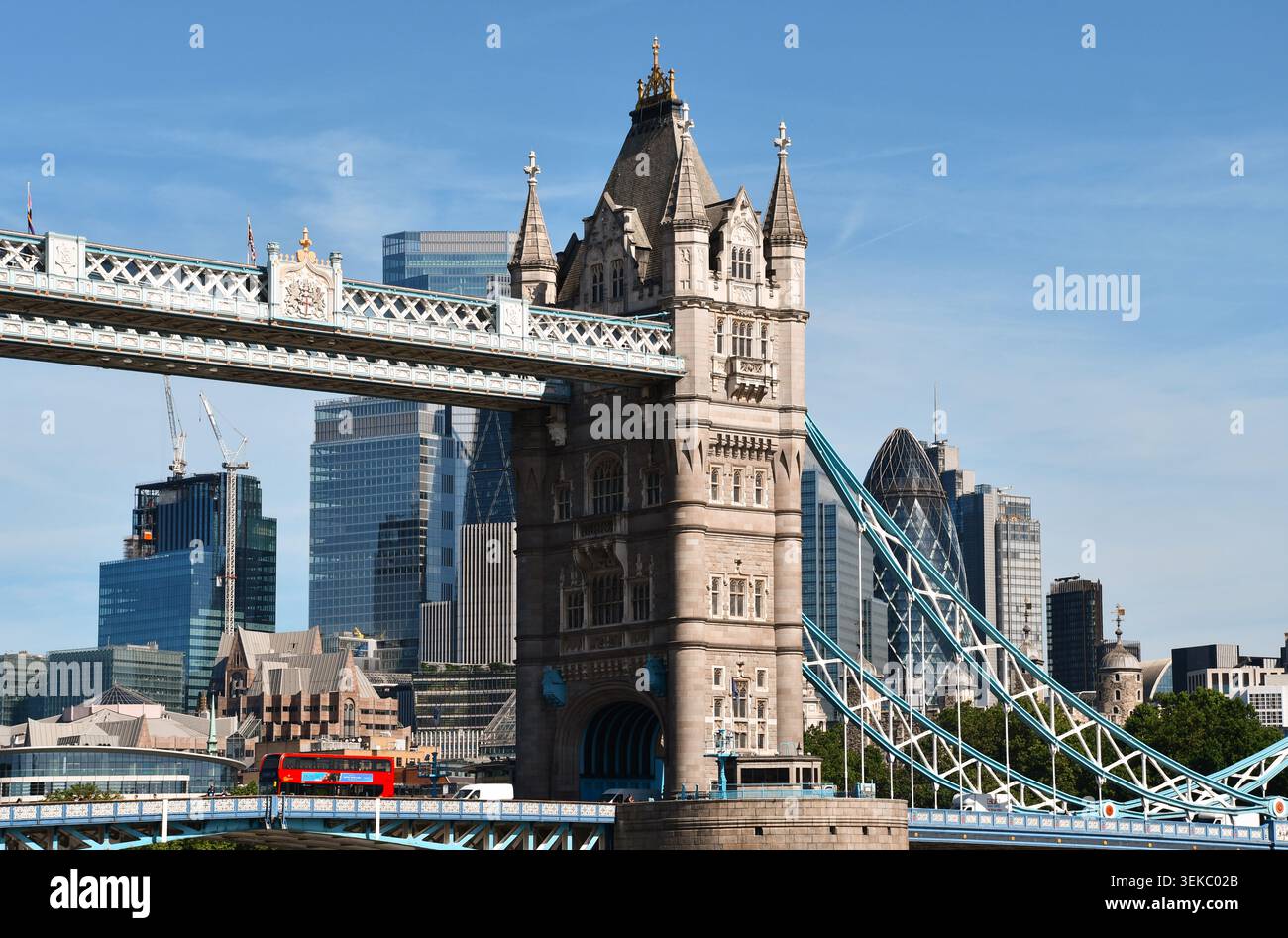 Tower Bridge con autobus rosso a due piani e skyline della City of London in un Sunny Day, Inghilterra, Regno Unito Foto Stock