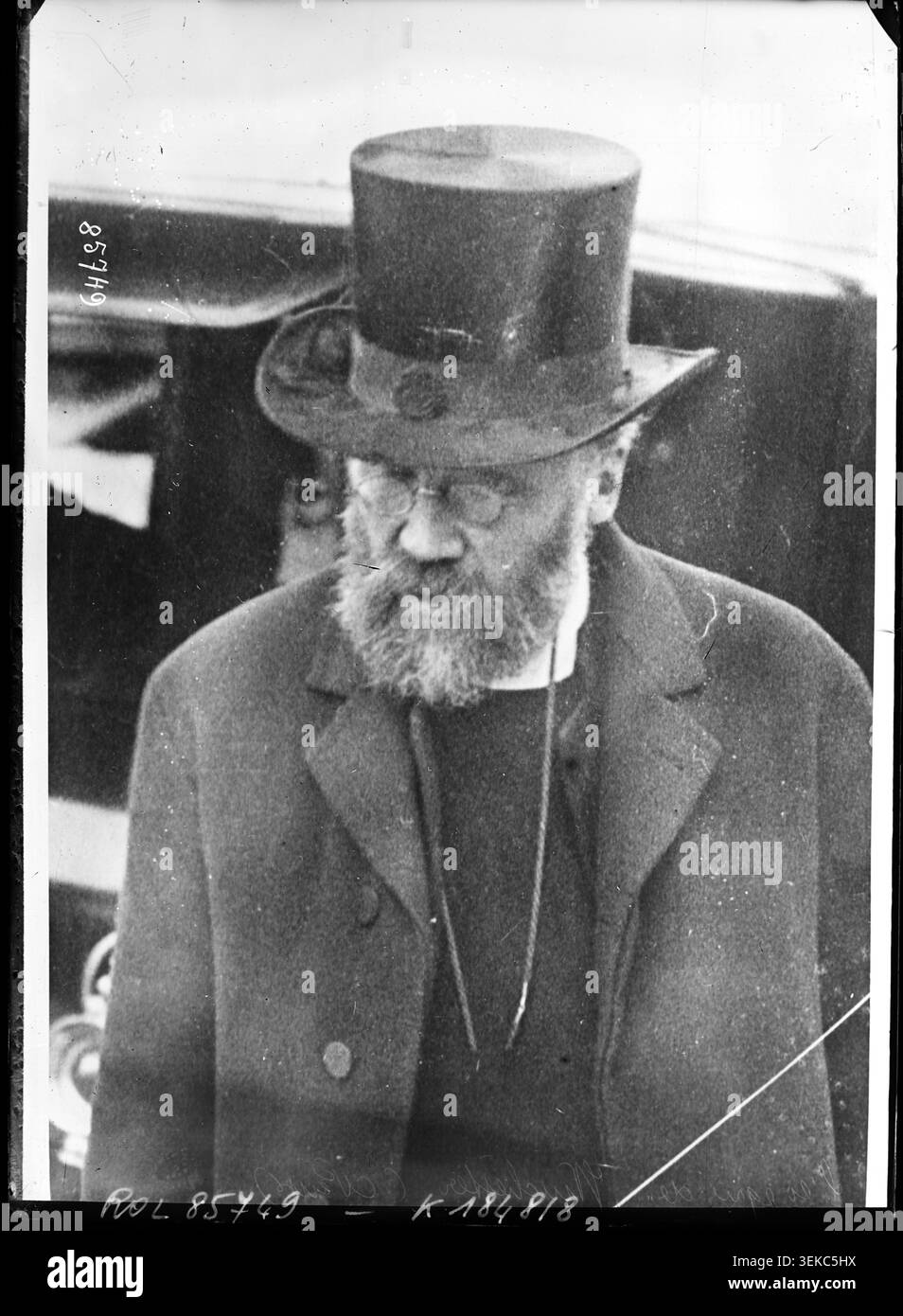 Edward Stuart Talbot appare in una fotografia di stampa associata a una copertura ritratto del periodo tra le due guerre, conservata come immagine statica che documenta la figura religiosa britannica durante gli anni tra il 1914 e il 1945. Foto Stock