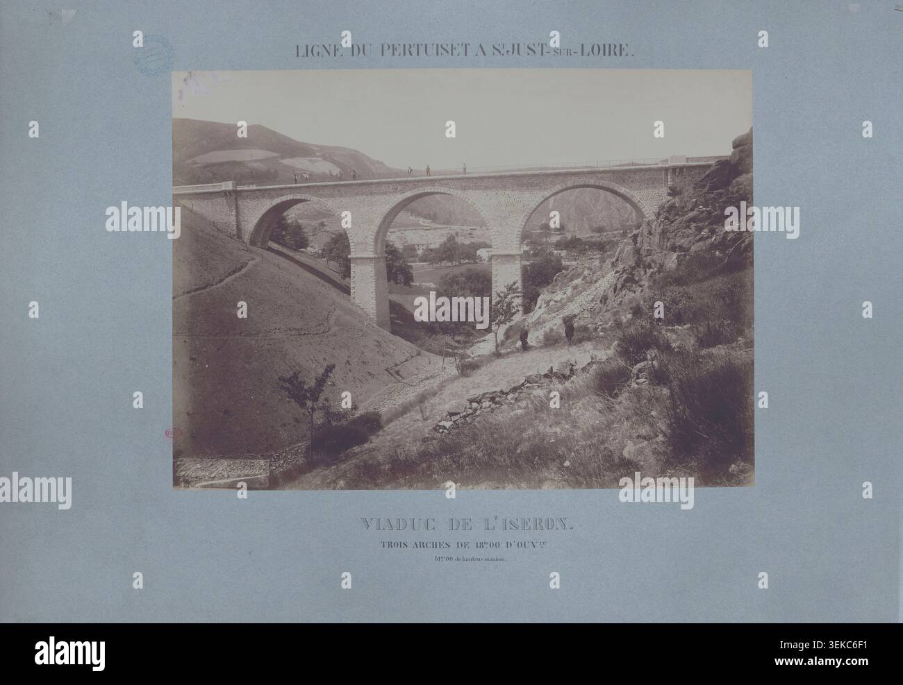 Gaston Chéri-Rousseau ha prodotto una fotografia nel 1882 di un viadotto ferroviario a le Pertuiset-Saint-Just-sur-Loire, in Francia. La struttura è dotata di tre archi con una lunghezza di 18 metri e raggiunge un'altezza massima di 31 metri come parte dell'infrastruttura ferroviaria. Foto Stock