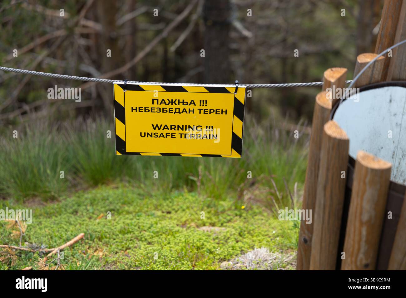 Serbia Zlatibor 24.05.2026 attenzione cartello terreno non sicuro attenzione Foto Stock
