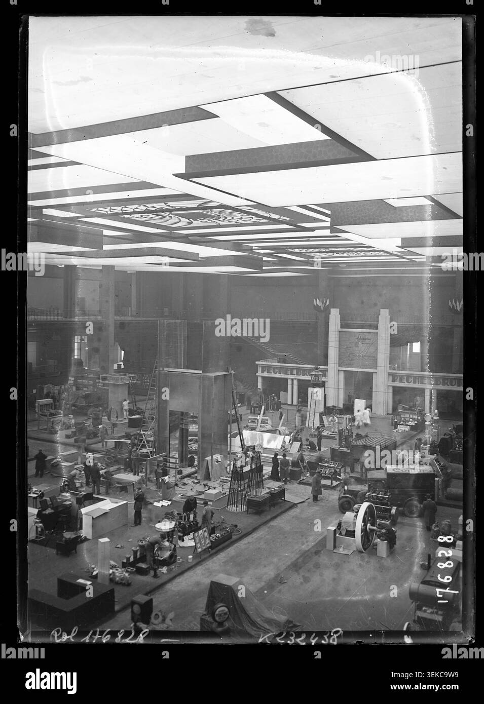 I visitatori partecipano alla mostra francese sulla qualità al Grand Palais di Parigi il 23 novembre 1933, con una fotografia di stampa che registra una grande mostra dedicata alle attività professionali, agli standard di produzione e alla presentazione commerciale. Foto Stock