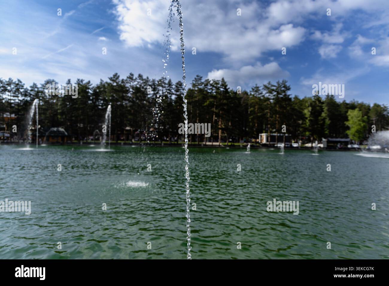 Serbia Zlatibor 24.05.2026 getto d'acqua verticale sopra il parco panoramico sul lago Foto Stock