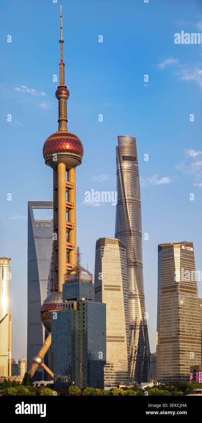 Shanghai, Cina - 19 maggio 2025 quartiere finanziario di Lujiazui di Pudong, grattacieli e l'iconica Oriental Pearl Tower, Shanghai Tower, Shanghai World F. Foto Stock