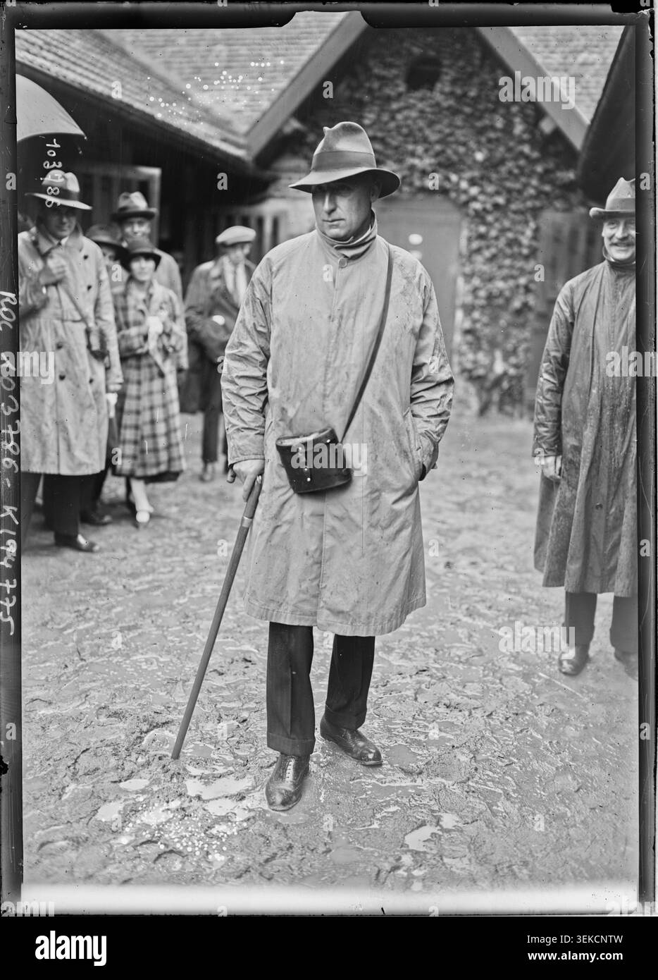 Il barone Baeyens, proprietario del cavallo da corsa Dark Diamond, fu fotografato nel 1925 a Deauville. Agence Rol ha registrato l'allevatore di cavalli e la figura delle corse durante il periodo delle corse di cavalli tra le due guerre in Francia. Foto Stock