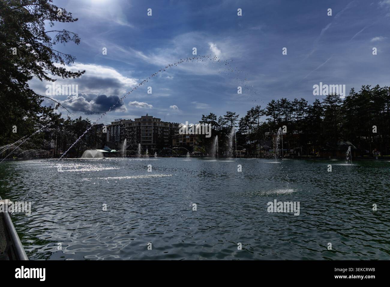 Serbia Zlatibor 24.05.2026 Urban Lakeside Fountains sotto il drammatico cielo nuvoloso Foto Stock
