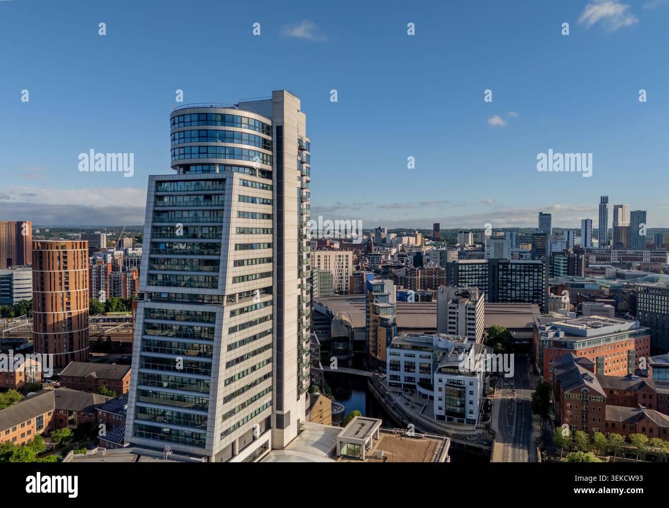 Il centro città di Leeds visto dall'alto, West Yorkshire, con lo skyline, i quartieri commerciali e l'architettura commerciale in tutta la città. Foto Stock