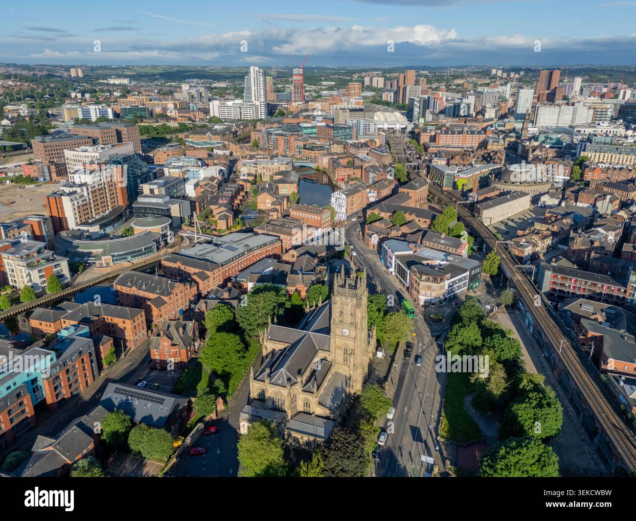 Il centro città di Leeds visto dall'alto, West Yorkshire, con lo skyline, i quartieri commerciali e l'architettura commerciale in tutta la città. Foto Stock