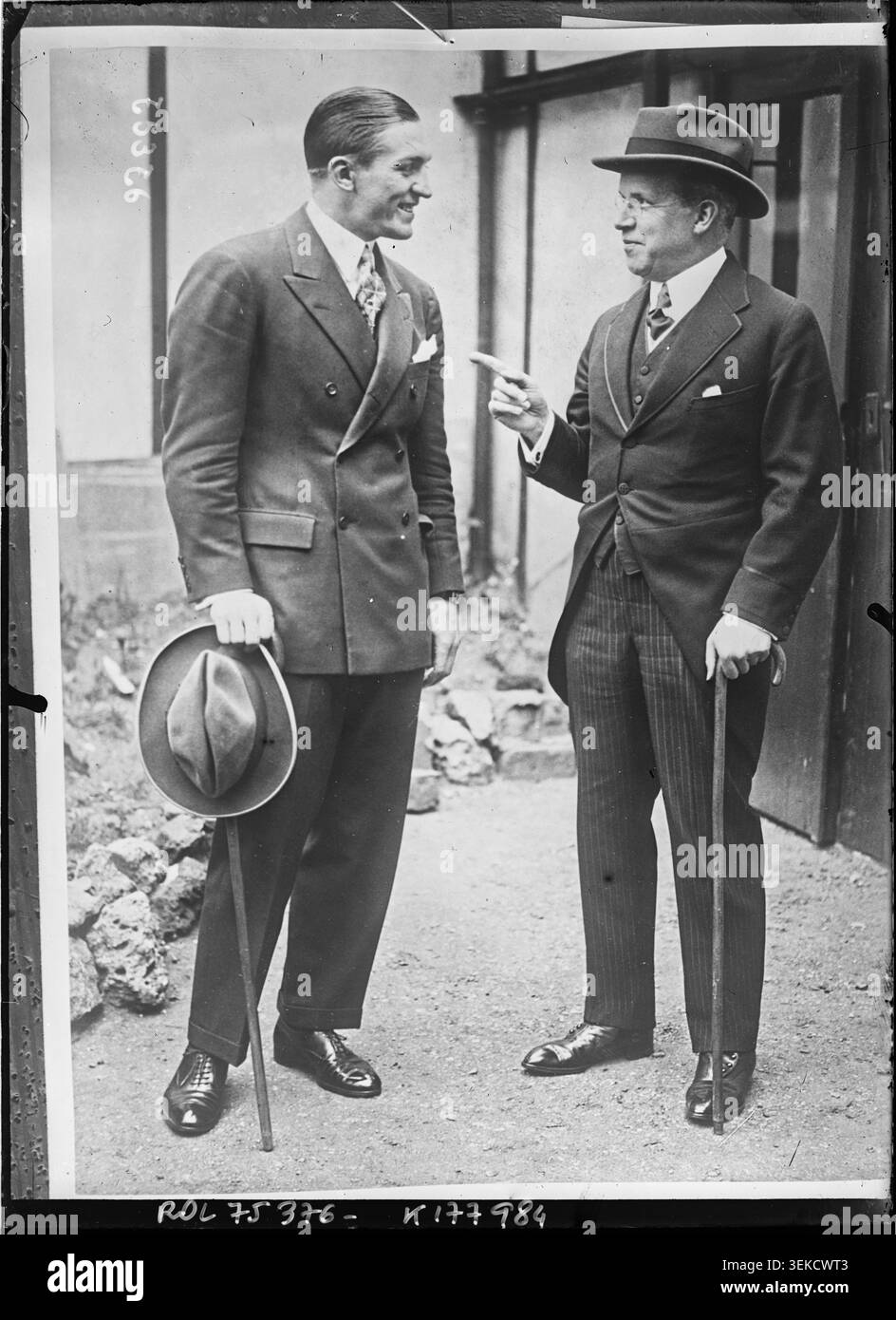 Georges Carpentier sta con J. Stuart Blackton nel 1922 per una fotografia collettiva. L'immagine registra il pugile e la figura del film insieme durante il periodo tra le due guerre. Foto Stock