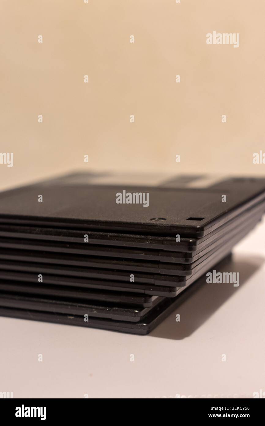 Una pila di vecchi dischi floppy per PC. Vecchi dischi di plastica per computer. Salvataggio di dati e file. Foto Stock