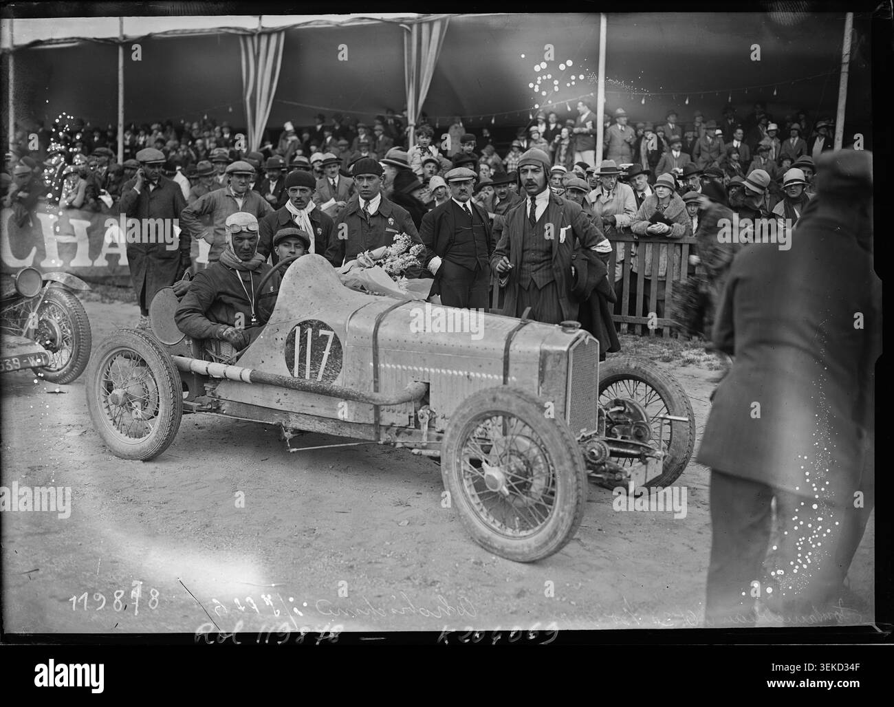 Osnobichine appare con un S.P.A.G. durante l'evento di ciclismo Bol d'Or alla foresta di Fontainebleau il 6 giugno 1927. La fotografia della stampa riporta un partecipante collegato a una competizione automobilistica francese negli anni tra le due guerre. Foto Stock