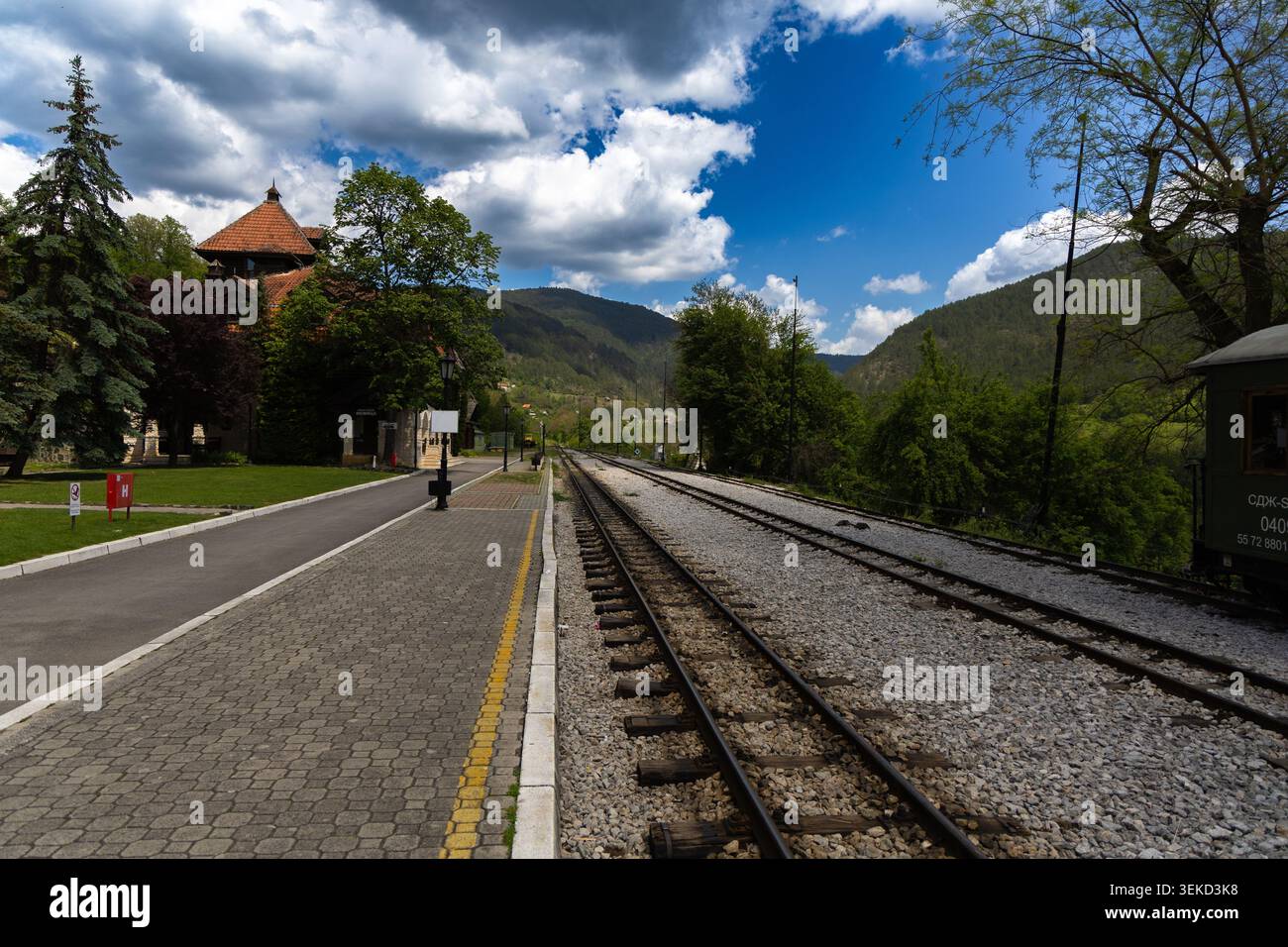 Serbia Mokra Gora 26.05.2026 tranquilla stazione ferroviaria di montagna sotto le nuvole drammatiche Foto Stock