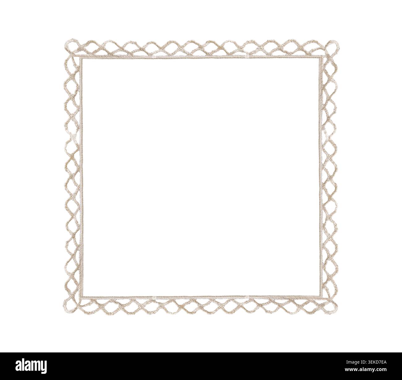 Telaio decorativo in pizzo a uncinetto vintage isolato su sfondo bianco, caratterizzato da intricati bordi in tessuto lavorati a mano con spazio centrale vuoto per il design o. Foto Stock
