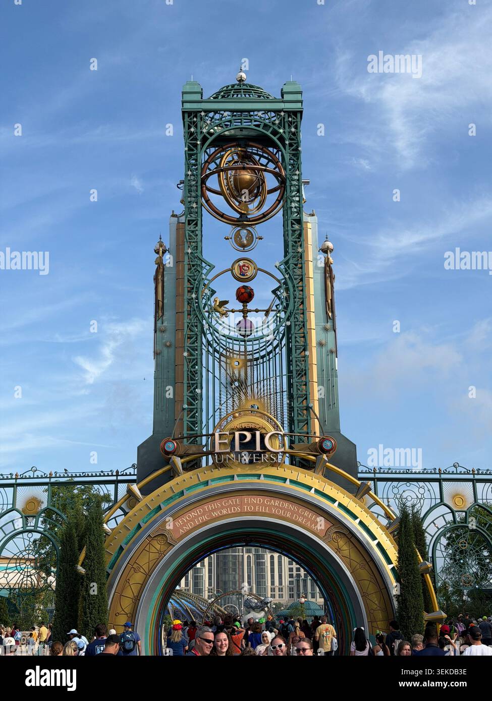 ORLANDO, FL - 31 maggio 2026: La torre dell'orologio celeste Chronos, decorata con smeraldo e oro, si innalza sopra il cancello d'ingresso principale dell'Universo epico degli Universal. Foto Stock