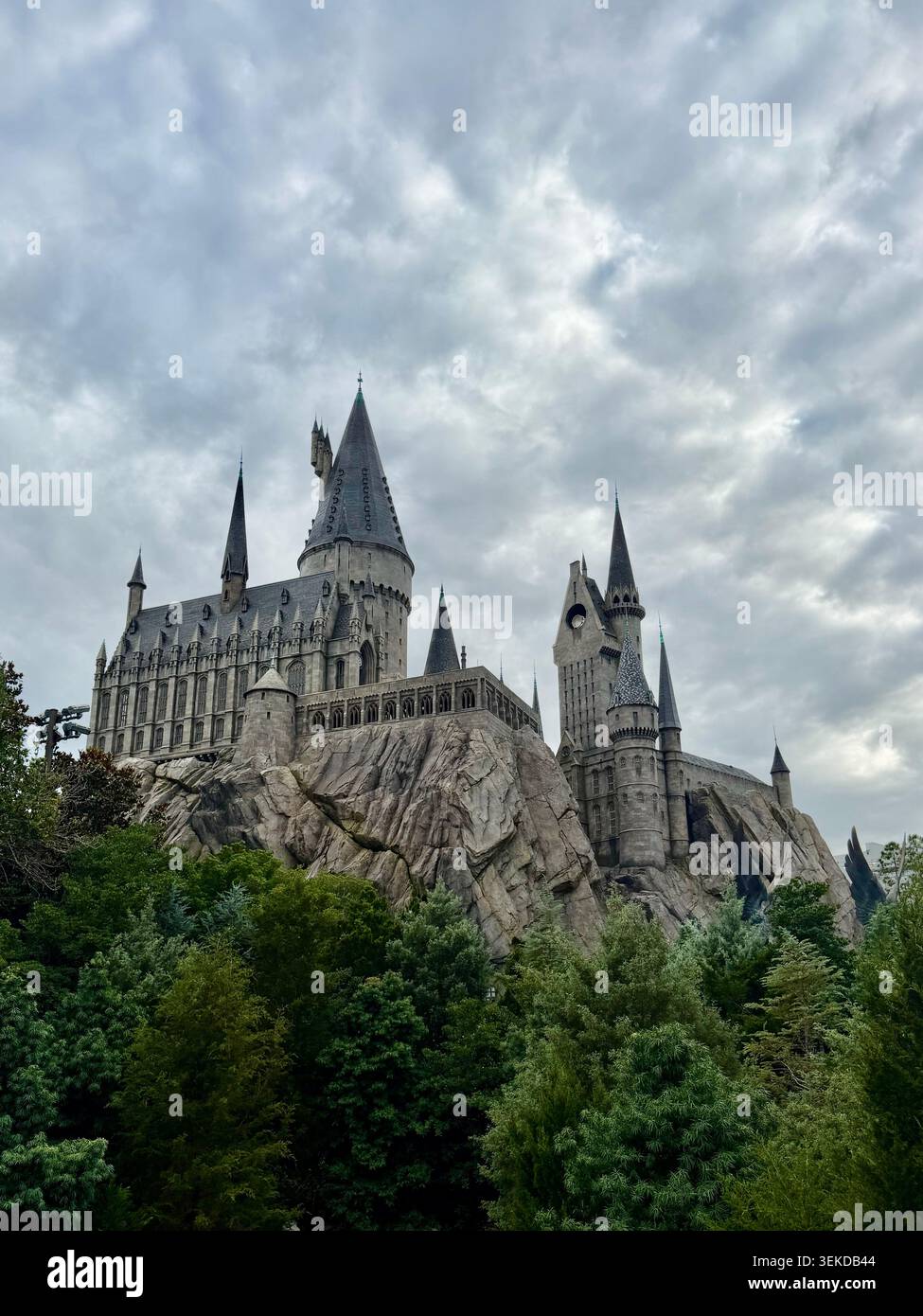 ORLANDO, Florida - 31 maggio 2026: Una spettacolare vista panoramica del castello di Hogwarts, situato in cima alla sua scogliera rocciosa sopra gli alberi, a Universal's Islands of Adventure. - Immagine stock catturata con smartphone
