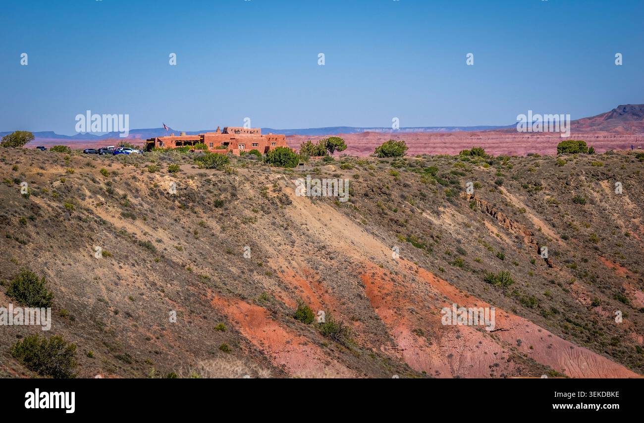 Vista di calanchi colorati e centro visitatori da Tawa Point nella sezione Painted Desert del Petrified Forest National Park in Arizona USA Foto Stock